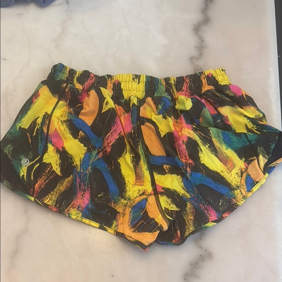 Lululemon Women's Athletic Shorts Size 8 Hotty Hot - Picture 3 of 4